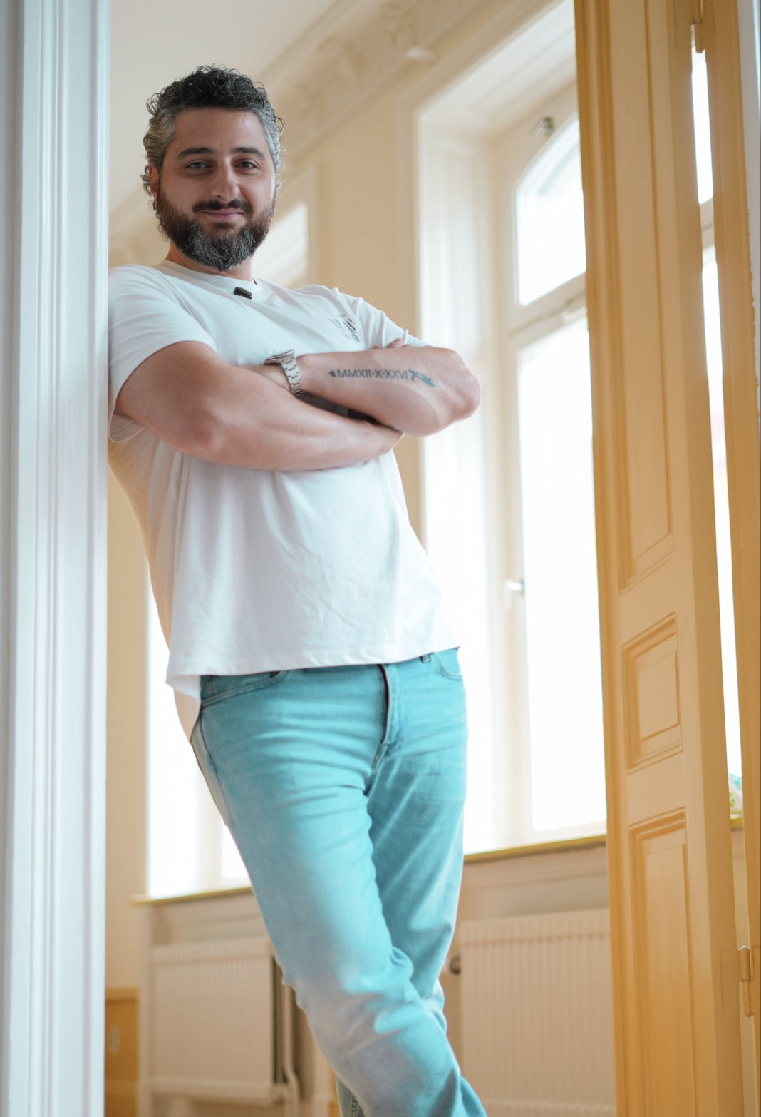 David Pogosian, grundare av M5 Bygg, i en nyrenoverad lägenhet